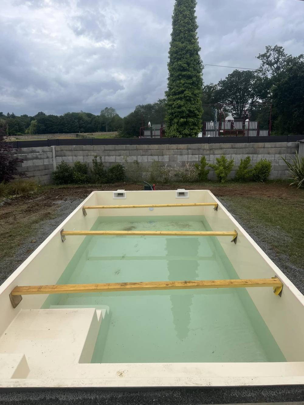 installation-piscine-neucin-paysage